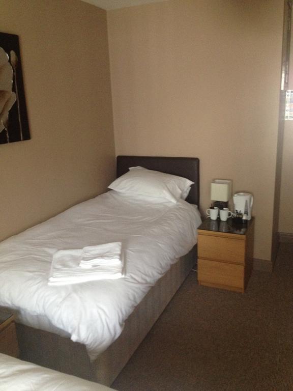 Coach & Horses Bed and Breakfast Tredegar Habitación foto